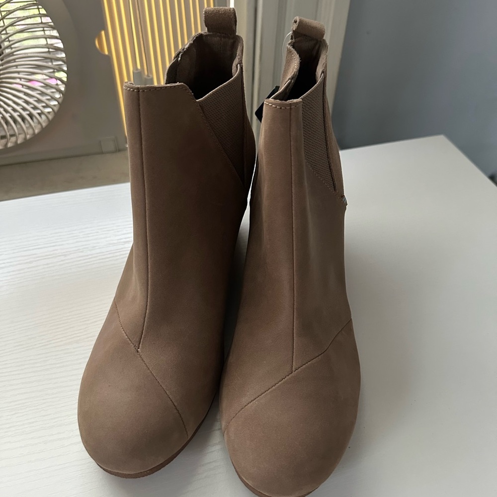 Toms Classic Brown Ankle Booties NEW